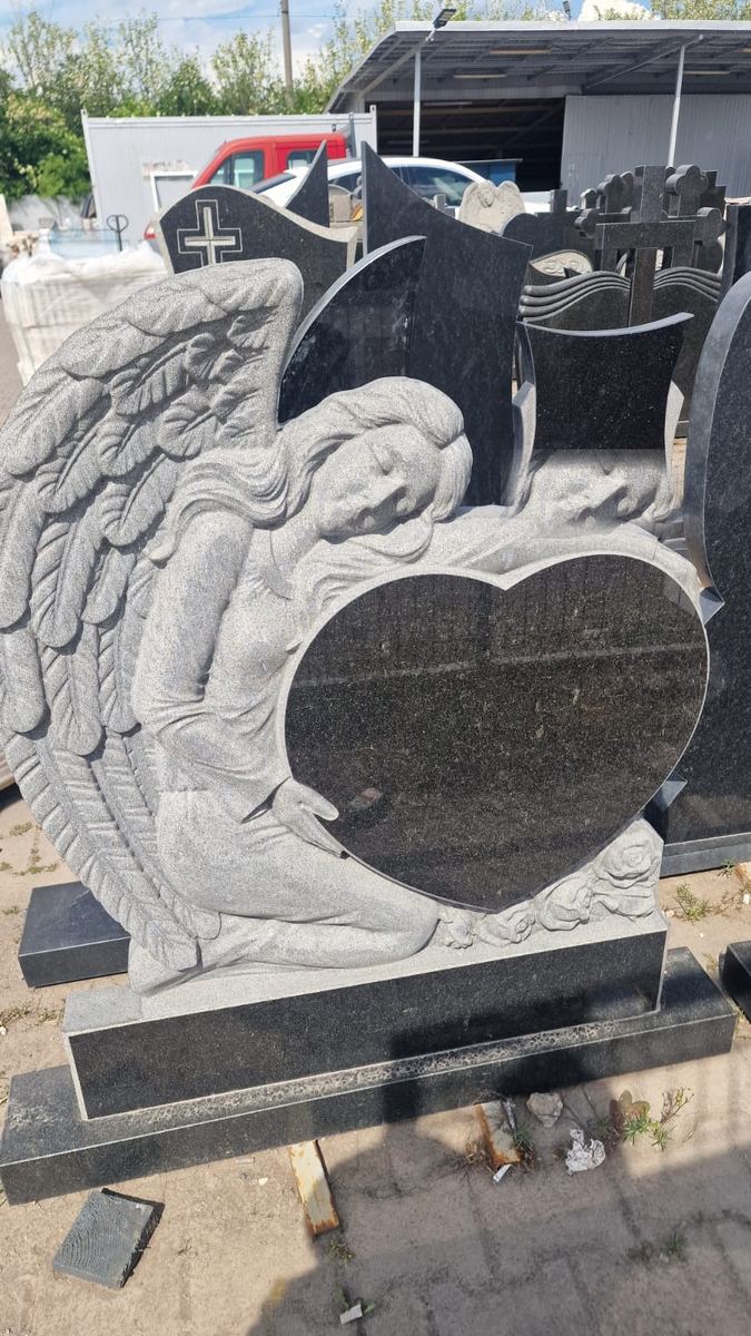Monumente din curtea noastră — fotografia 9