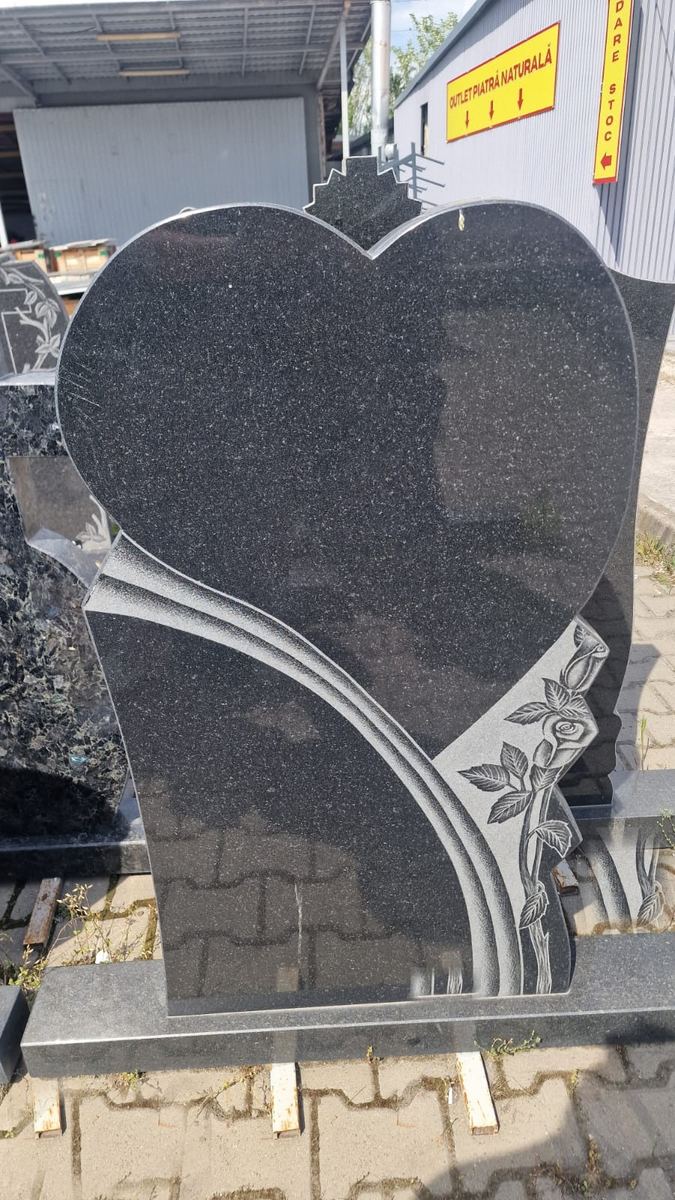 Monumente din curtea noastră — fotografia 13